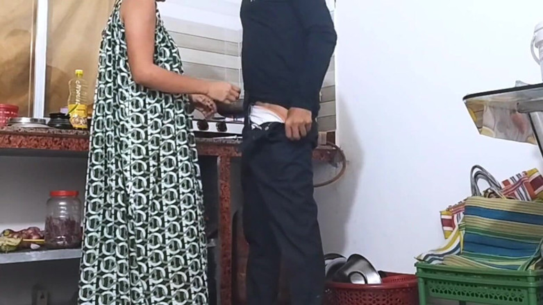 Nazima Khan: Desi bhabhi ở nhà một mình khi anh rể đụ cô ấy