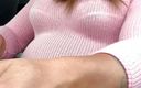 Kelly cd: Kelly-transvestit im rosa kleid und weißen strümpfen und high heels