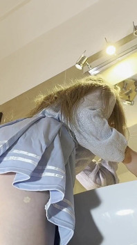 Super sexy piccola bionda studentessa del college mostra la sua figa carnosa bagnata sotto la sua corta gonna