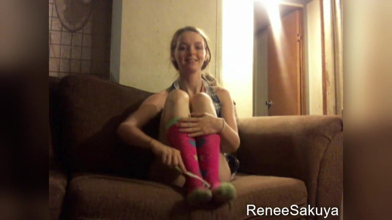 Renee Sakuya: Menggelitik kaki di sofa dengan berus gigi, memakai stoking lutut...