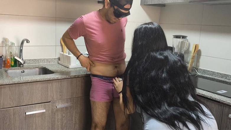 Riderqueen: İri güzel kadın orta yaşlı seksi üvey anne mutfakta sikişiyor