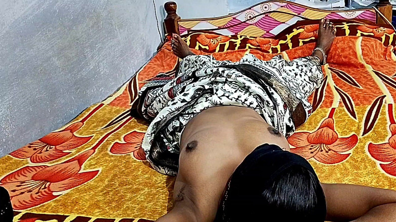 Desihotcouple: Indická sexy manželka Domácí lízání kundičky kouření footjob šukání