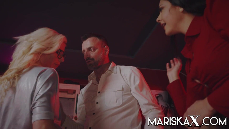 Mariska x: Mariska प्यार करती है जब उसकी गर्लफ्रेंड Tina की चुदाई होती है