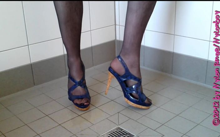 Carmen_Nylonjunge: Kencing di stoking nilonfsse pakai sepatu hak tinggi