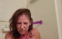 Elite lady S: Неслухняна американська мамка у ванні грає з ділдо