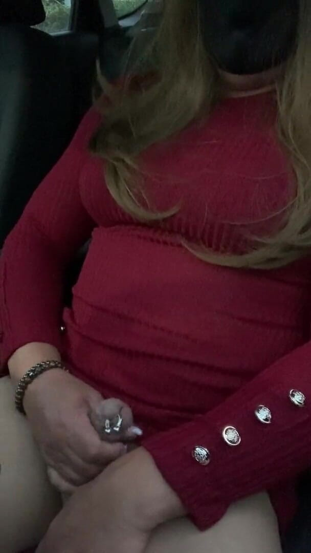Kelly cd: Kelly cd v červených šatech, nahé punčocháče a podpatky