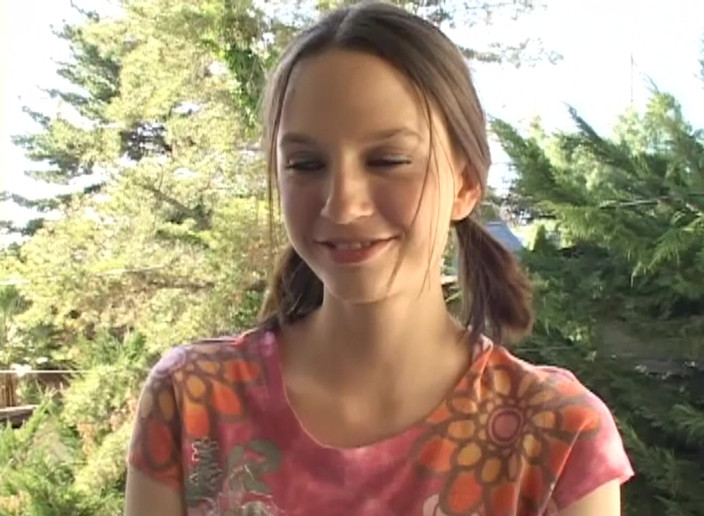 Watch Dirty Movies: Deux bombasses sexy qui fument dans un quatuor déjanté avec...