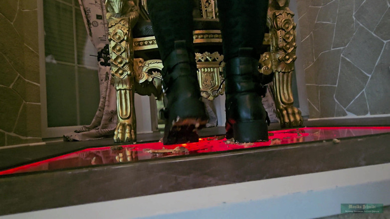 Strict Senz: Monika Schmidt Burger Schiaccia La Gigantessa Che Sputa Adorazione Degli...