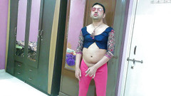 Cute & Nude Crossdresser: 甜美的娘娘腔变装者femboy Sweet棒棒糖在上衣与紧身衣和太阳镜。