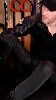 Tom domina o escravo da castidade com botas de couro (4k)