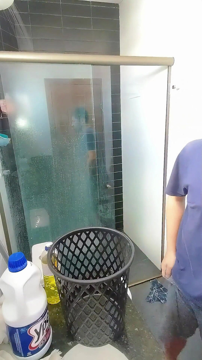 Marcosninfo: Fui humilhado pelo homem casado para limpar o banheiro em...