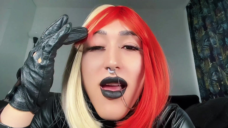 Viper Fierce: Fetish cewek nakal ini lagi asik merokok sambil ngomong jorok