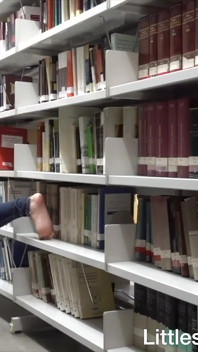 Biblioteca esguicha todo o rosto e engole esguicho!
