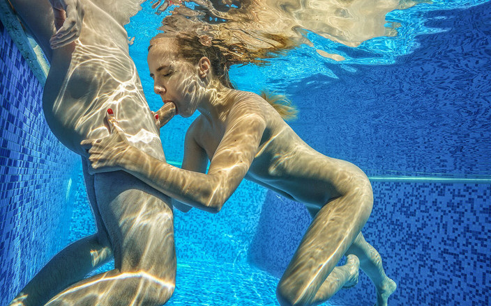 AproductionA: Mona Blue在水下干她的继兄弟