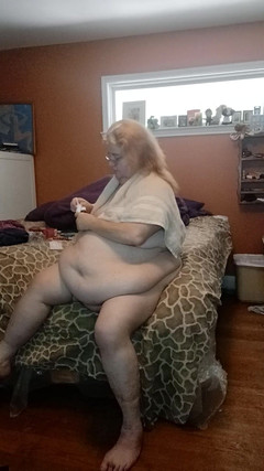 BBW nurse Vicki adventures with friends: Asistenta V Icki se dezbracă și își pune culoarea părului roșu pe...