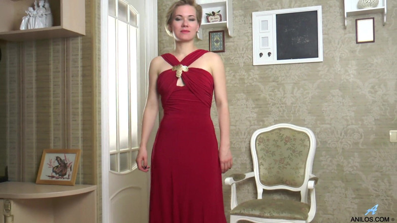Anilos Solo: Drobna milf