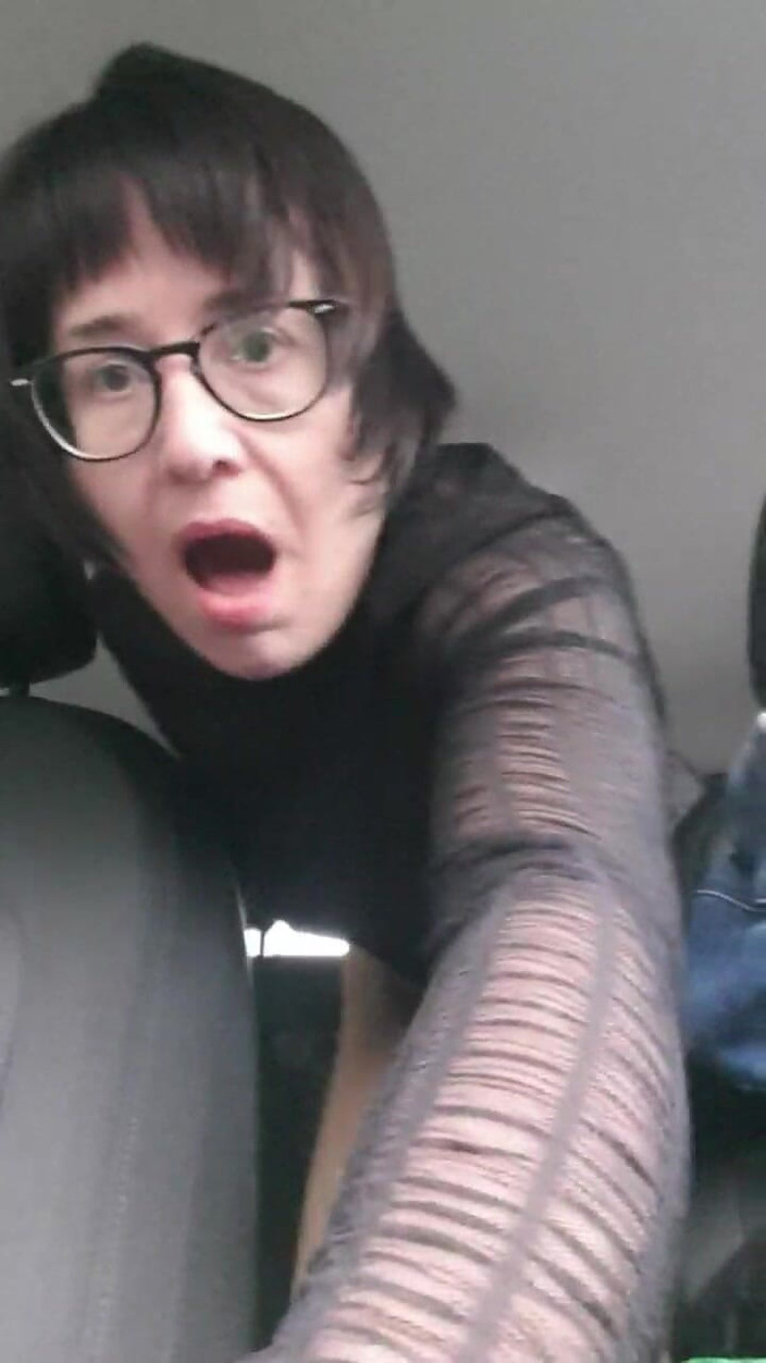 JulieEroticDress: 公共駐車場でのMILFスカート屋外