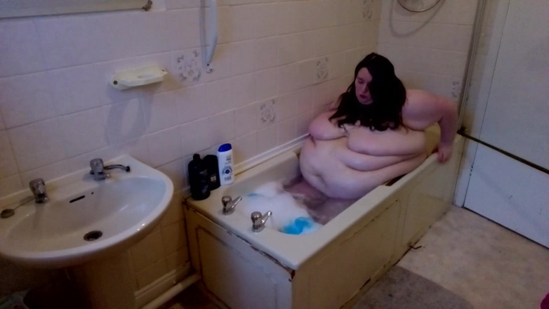 SSBBWLadyBrads: Товстушка намагається прийняти ванну, чи підходить вона?