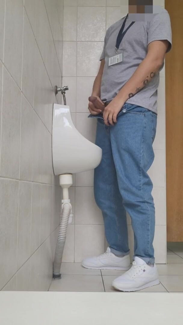 Wanker forever: Ризиковане в уриналі на роботі