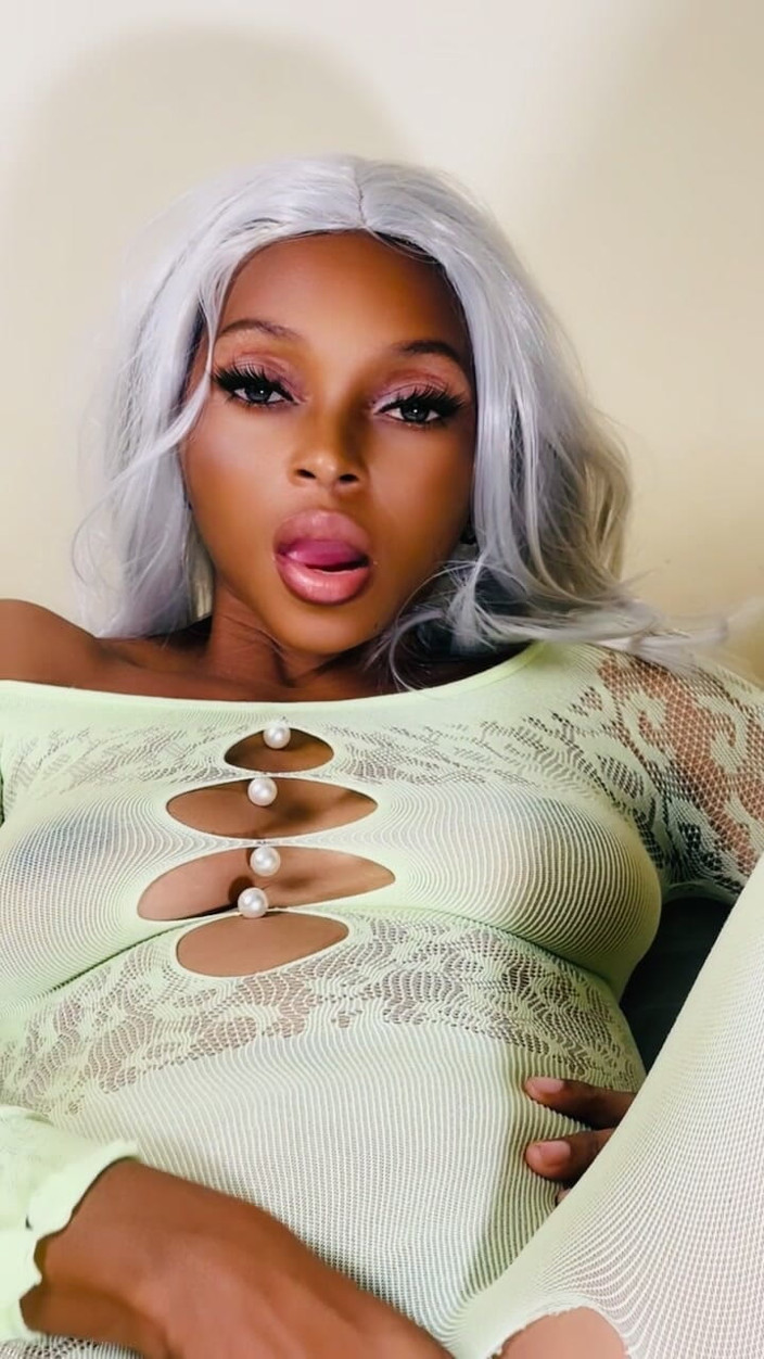 Seductive Fatuma: Parkeer Die Grote Mac-truck in Deze Kleine Garage