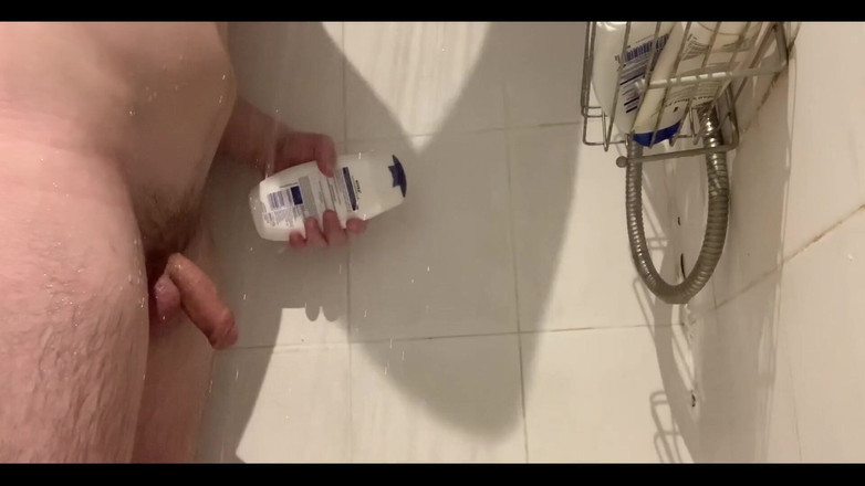 Bob Steel: Myje si ptáka ve sprše, ztvrdnu a rozhodne se honit,...