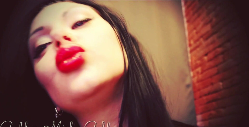 Goddess Misha Goldy: Jste závislí na mých sexy červených rtech! Toužíš po mých horkých ústech....