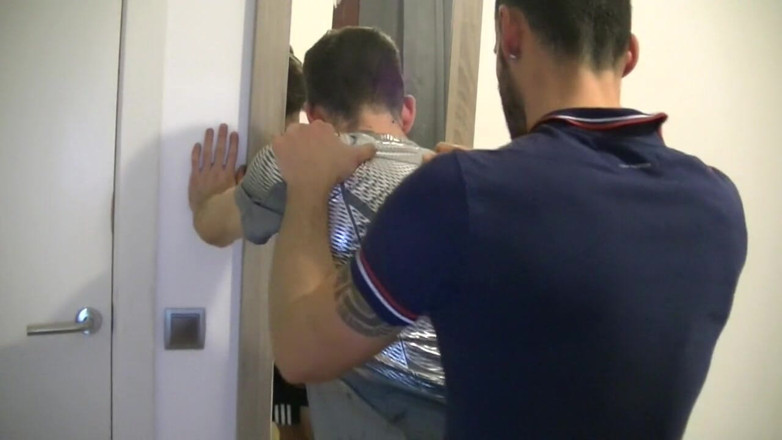 Gaybareback: La sexy axel Max scopata senza preservativo da Eli Shaim