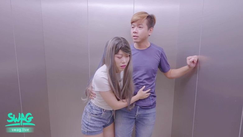 SWAG.live: Coincés dans l’ascenseur, alors faisons-nous baiser