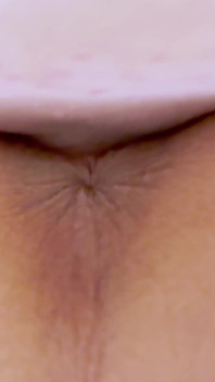 まず彼女は彼を強くフェラし、次に後ろから犯されます