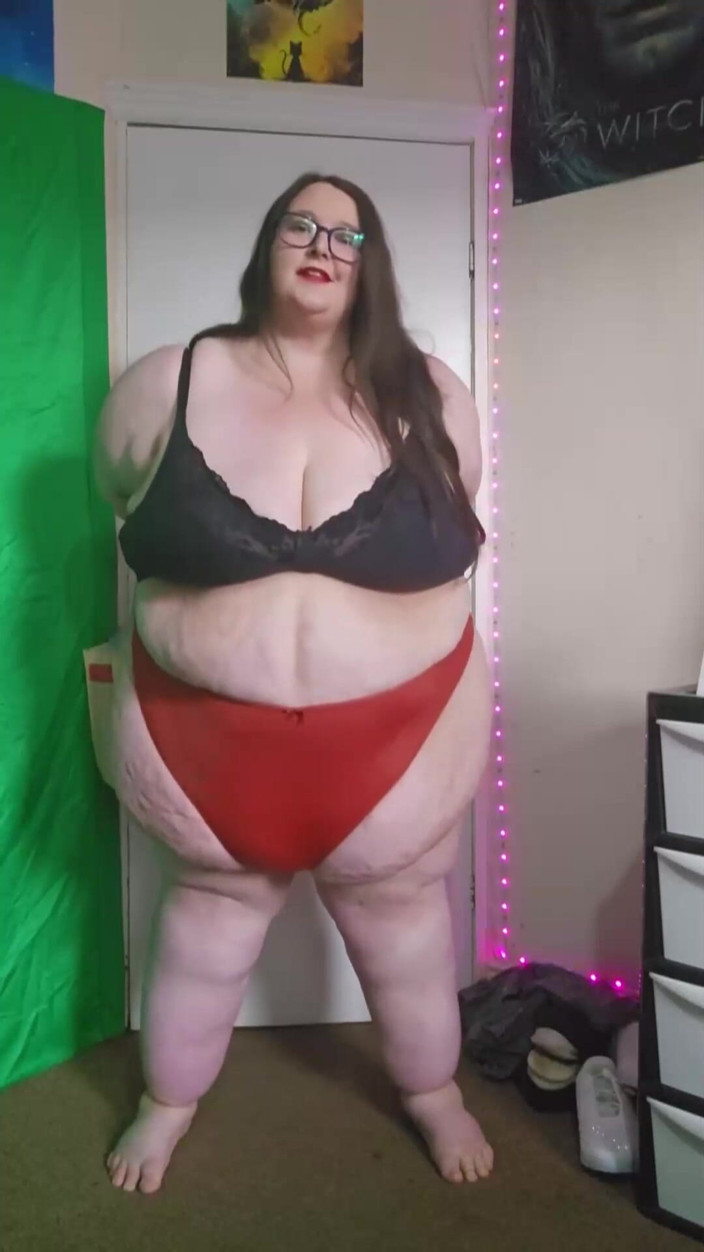 SSBBWLadyBrads: Ssbbw dev kadın sıkı kırmızı külotla yürüyor