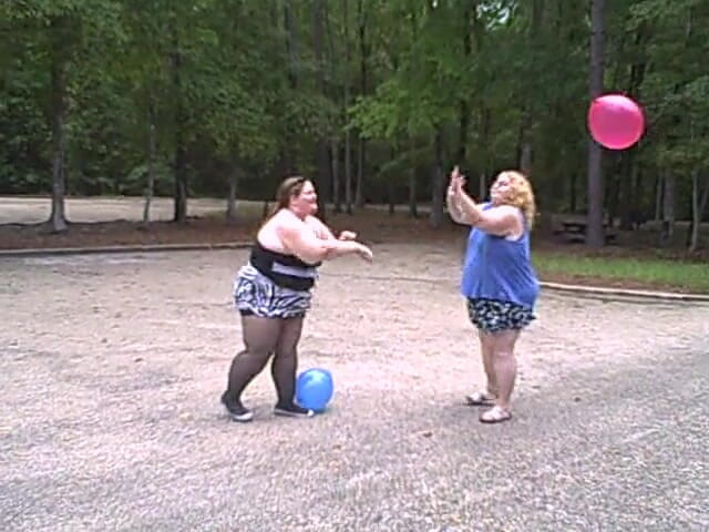 BBW nurse Vicki adventures with friends: Grandotas chicas juegan volley ball con globos