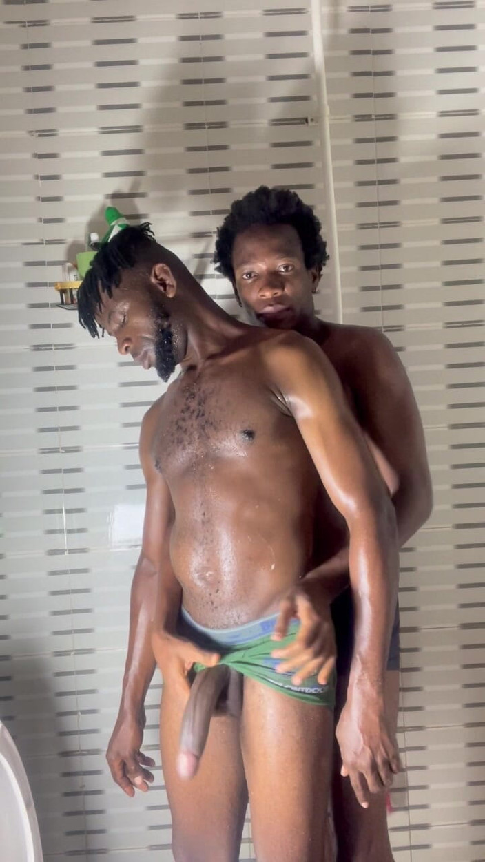 Purplecum: 在淋浴下的操逼女男孩