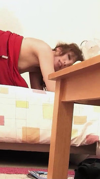 बालों वाली चूत वाली पतली एशियाई कमसिन की अपार्टमेंट में उसके मालिक द्वारा चुदाई