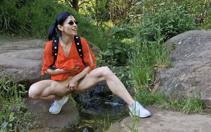 Nicky Brill: Riskantní venkovní nahá ukazuje moji kundičku
