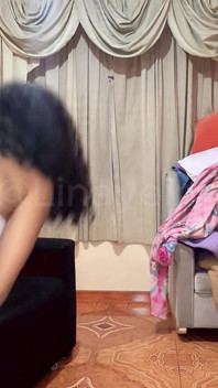 main dhire-dhire kapre utaarte hue living room ko saaph karti hoon