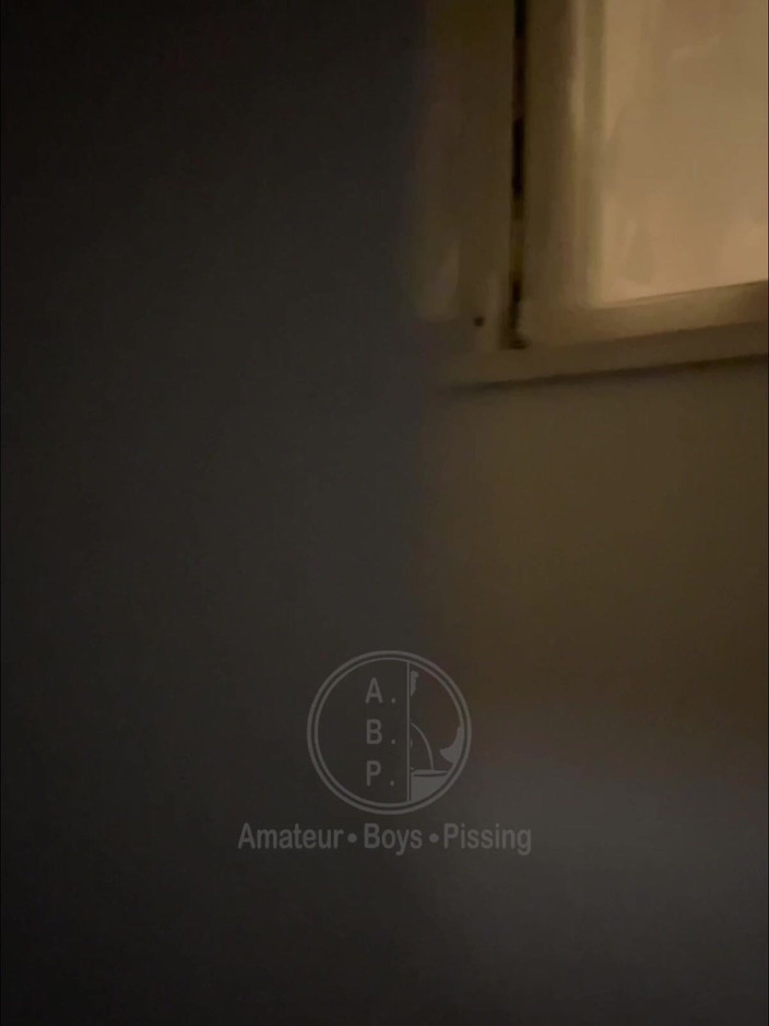 AmateurMates: Ich habe diesen jungen beim pinkeln vor meinem fenster erwischt,...