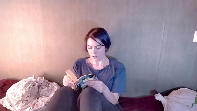 Stacy Moon: Młoda studentka Stacy musi dowiedzieć się, jak działa napletek przed...