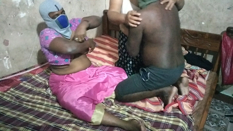 Benita sweety: ट्यूशन टीचर दो लड़कियों के साथ हॉट सेक्स