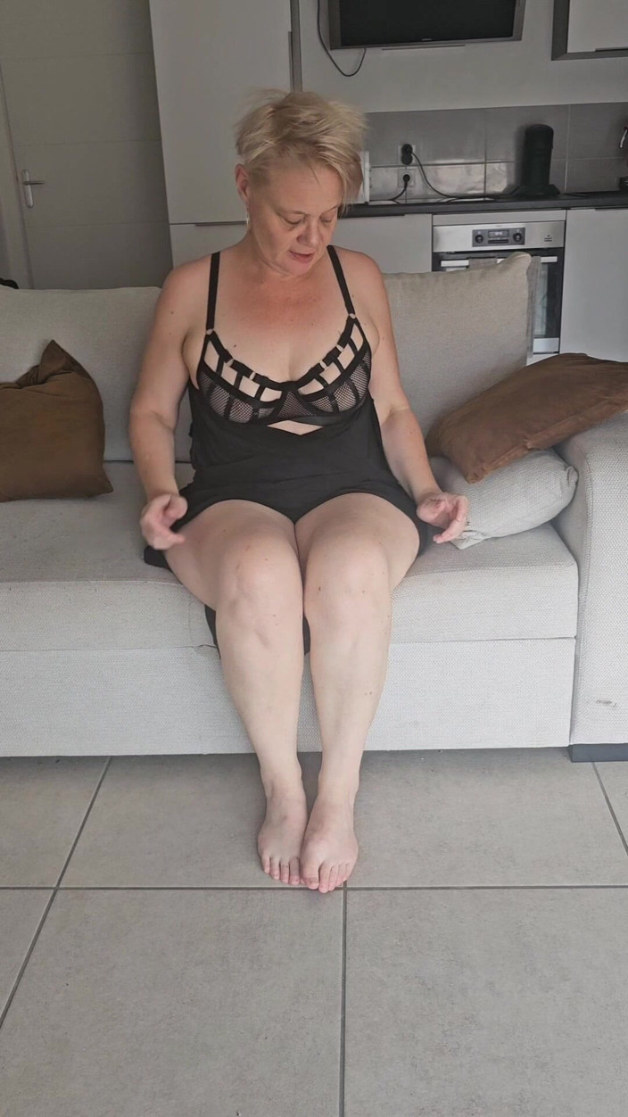 Sofy13: Zralá a sexy macecha si hraje se svou mokrou kundičkou