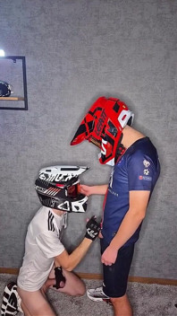 Mxhelmet ve Nike Tn spor ayakkabılı adam başka bir adamla sikişiyor