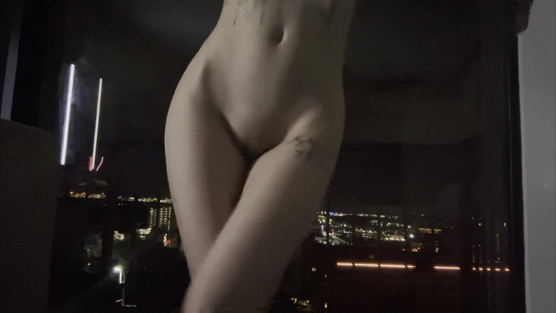 Felicity Azura: 赤いサテンのホットアジアン