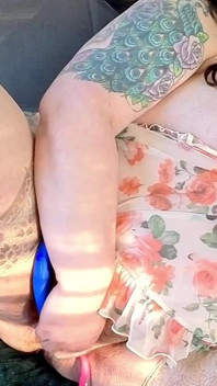 私の毛深いMILFのアソコをコントロールして
