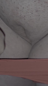 Super Nahaufnahme: Schwanz reibt den kitzler. Sperma auf der muschi. Verwenden Sie Sperma wie ein Gleitmittel. Weiblicher orgasmus. Rotes höschen.