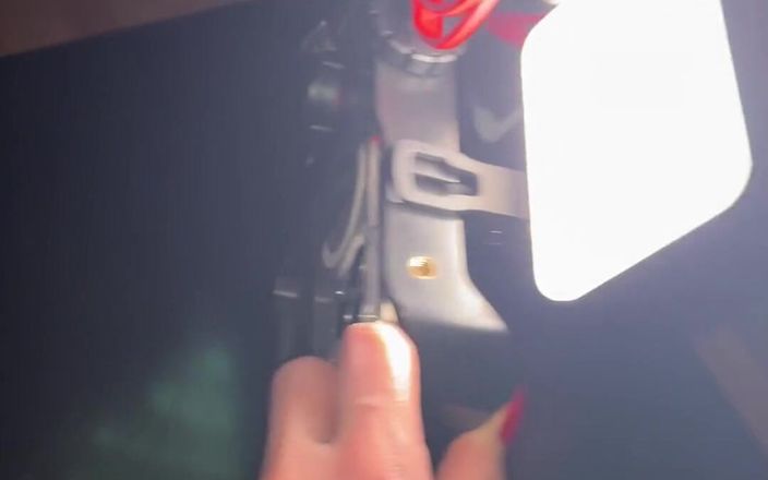 Avril Showers: Giàn quay phim mới. Iphone 15 Pro Max với đèn và micrô đang...