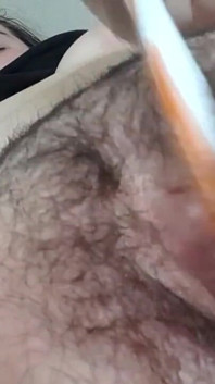 Grandota chica masturbándose con cepillo de dientes