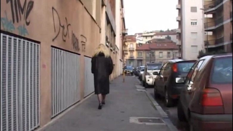 My real dirty life: Yaşlı Eve Gelir Ve Merdivenlerde Mastürbasyon Yapar