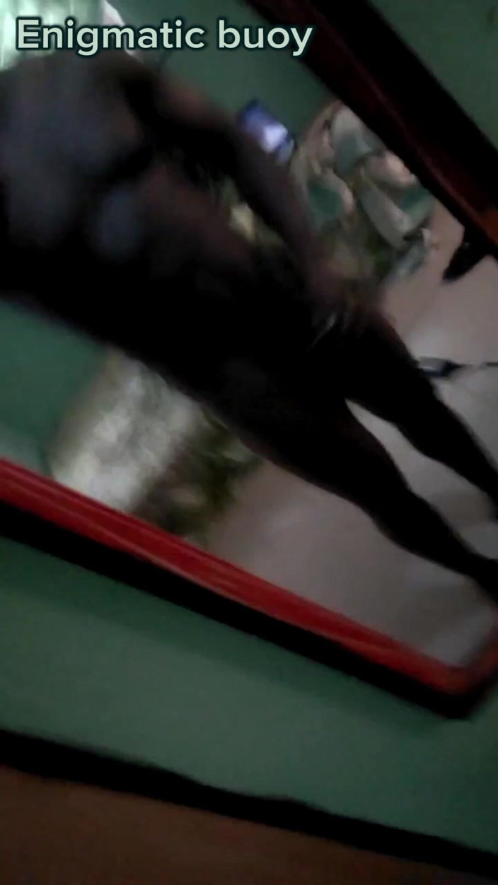 Enigmatic Buoy: Tânărul Twink se masturbează în fața oglinzii.