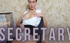 Stygg sekreterare onanerar fitta på arbetsplatsen medan andra är på middag! - Lilu Moon