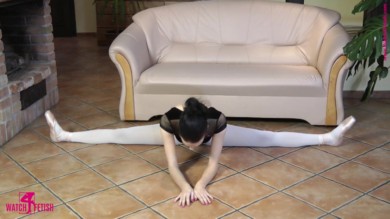 Watch4fetish: La ballerina flessibile fa i suoi esercizi