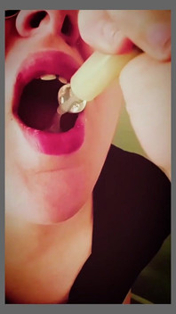 Une BBW coquine mange des poignards Mick hors de la seringue